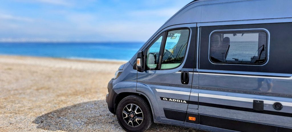 Kastenwagen am Mittelmeer