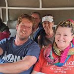 glückliche Reisetruppe