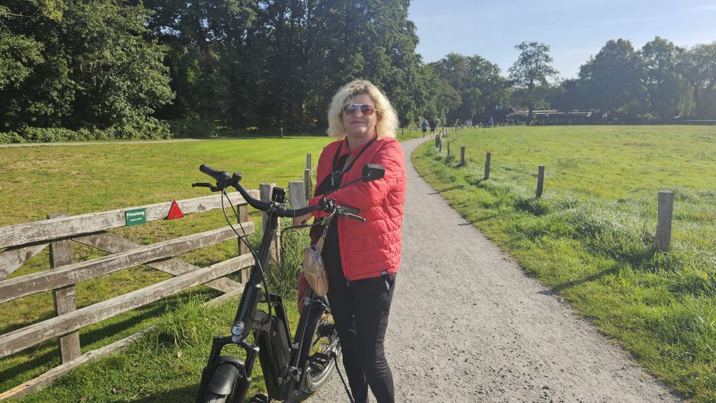 Diane mit dem Fahrrad