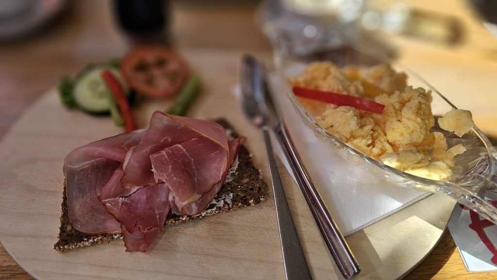 Schwarzbrot mit Ammerländer Schinken