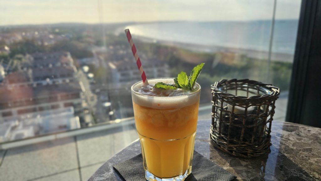 Cocktail mit Blick vom Radisson Blu
