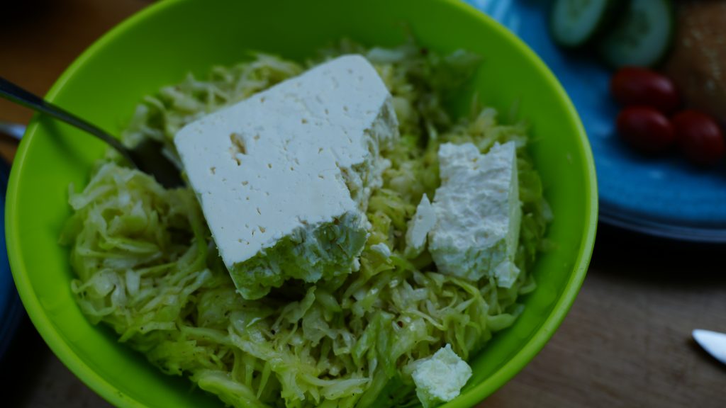 Krautsalat mit Feta Käse