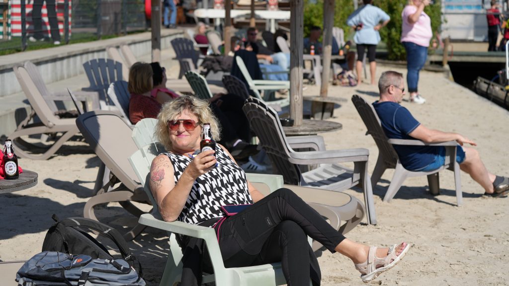 Diane mit Flschenbier