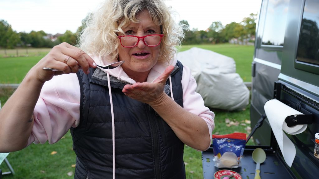 Diane macht karamellisierte Knoblauchbutter