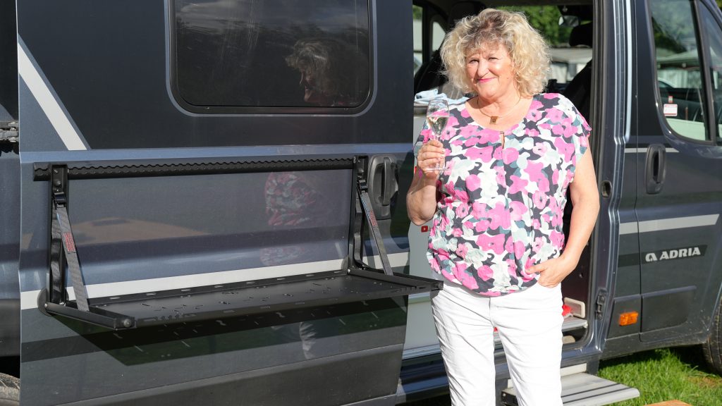 Diane mit Außentisch