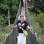 Diane auf der Hängebrücke