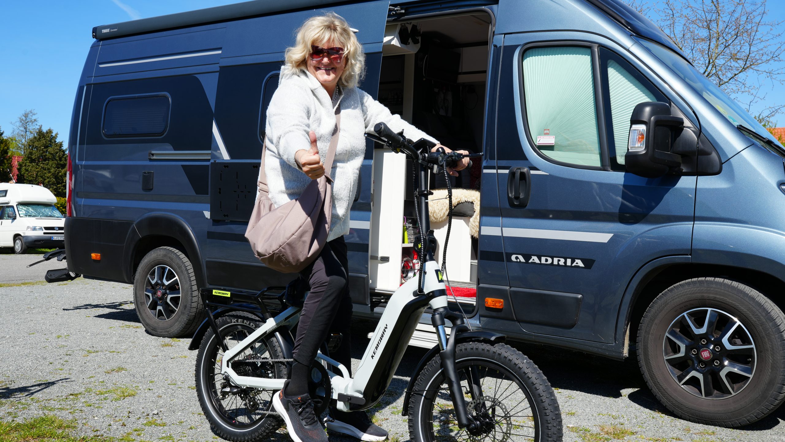 Diane mit E-Bike vor dem Wohnmobil
