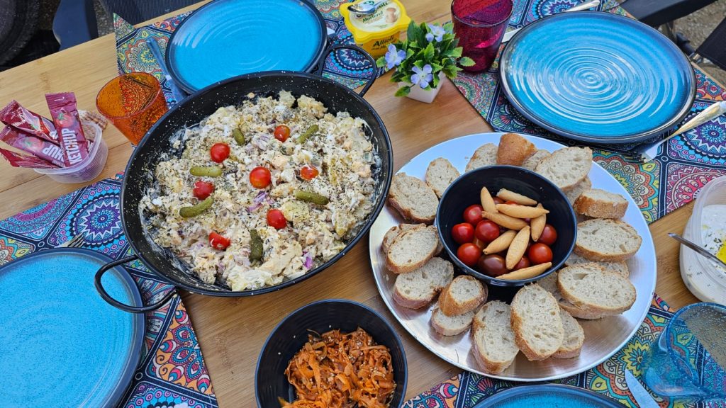 Tisch mit Kartoffelsalat